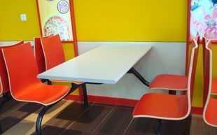 2010年精品推薦 四人位連體餐桌及曲木流行快餐桌，為家居生活增添便利與時尚